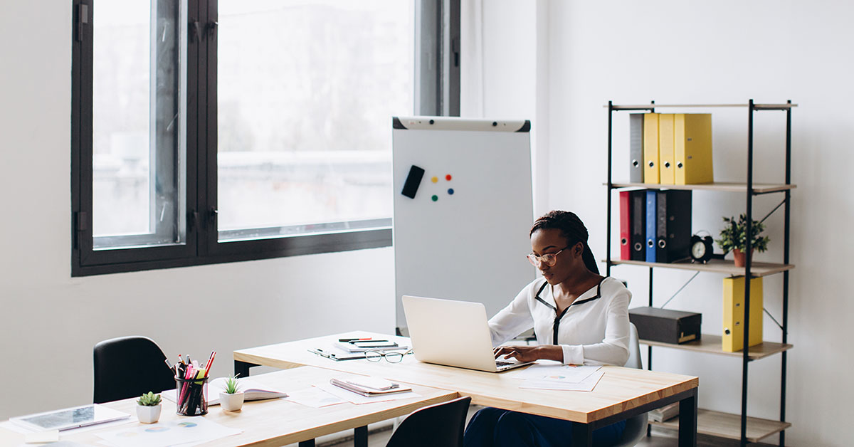 Coach at desk using coaching quotes in business